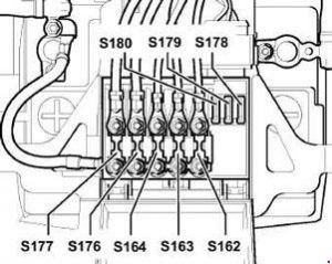 Volkswagen Golf - fuse box diagram - position of fuses in fuse holder/battery