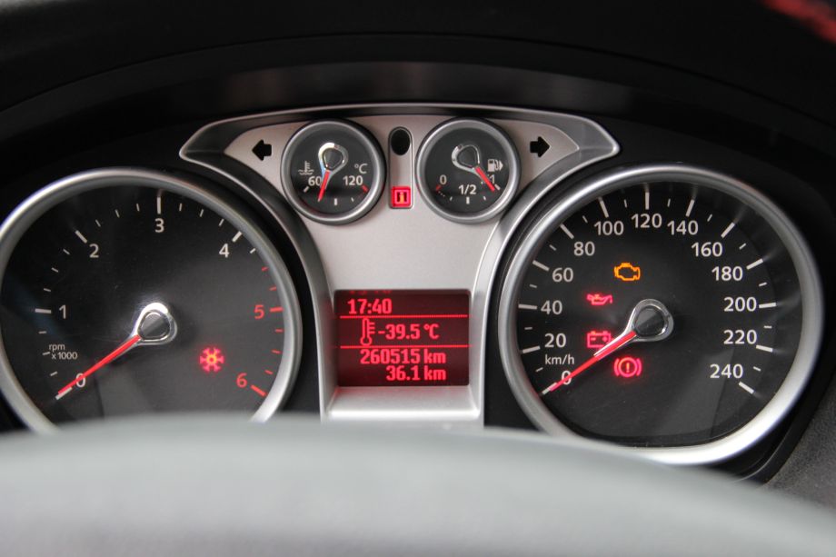Ford Focus MK2 gauges after outdoor temperature sensor installation