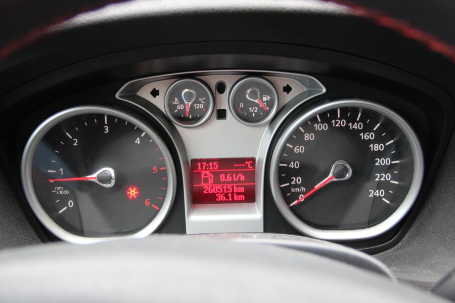 Ford Focus MK2 licznik przed instalacją czujnika temperatury