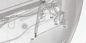 Lada Largus - Расположение клеммы "массы" левой передней части кузова (MВ) с двигателем RENAULT K7M